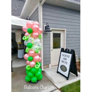 Flower balloon sculptures making a balloon column