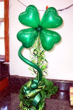 shamrock four leaf clover balloon centerpiece good for St. Patricks  Day celebration